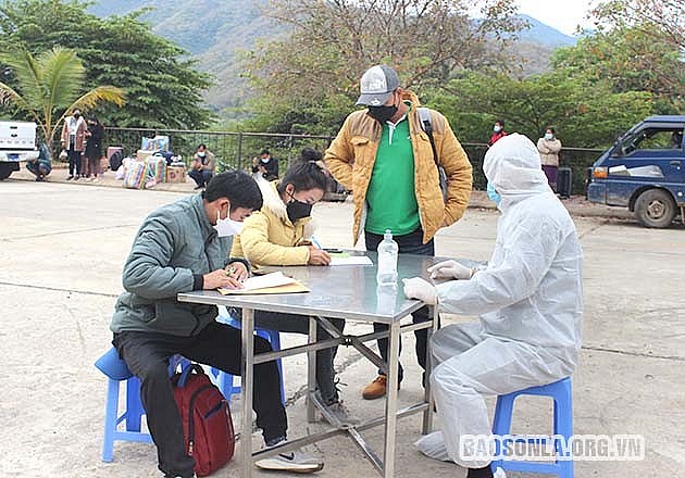 Lưu học sinh Lào khai báo y tế trước khi vào nhập cảnh tại Cửa khẩu Chiềng Khương. Lưu học sinh Lào khai báo y tế trước khi vào nhập cảnh tại Cửa khẩu Chiềng Khương.