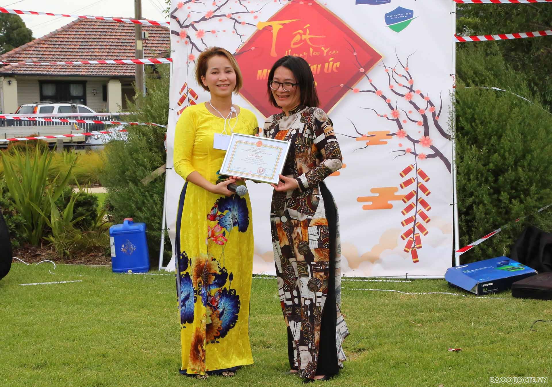 Bà Phạm Thị Thúy Nga trao tặng giấy khen của Đại sứ Việt Nam tại Australia Nguyễn Tất Thành tới tập thể các mẹ Việt. Bà Phạm Thị Thúy Nga trao tặng giấy khen của Đại sứ Việt Nam tại Australia Nguyễn Tất Thành tới tập thể các mẹ Việt.