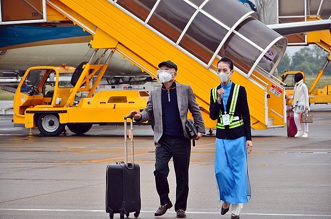 Những du khách đầu tiên đến Huế qua Cảng hàng không quốc tế Phú Bài trong dịp đầu năm mới ( Ảnh sưu tầm ) Những du khách đầu tiên đến Huế qua Cảng hàng không quốc tế Phú Bài trong dịp đầu năm mới ( Ảnh sưu tầm )