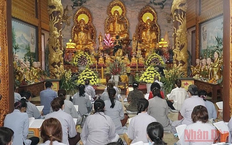 Đông đảo phật tử, kiều bào tại Lào đã tham dự lễ Thượng nguyên trong khuôn viên chùa Phật Tích. (Ảnh: XUÂN SƠN)