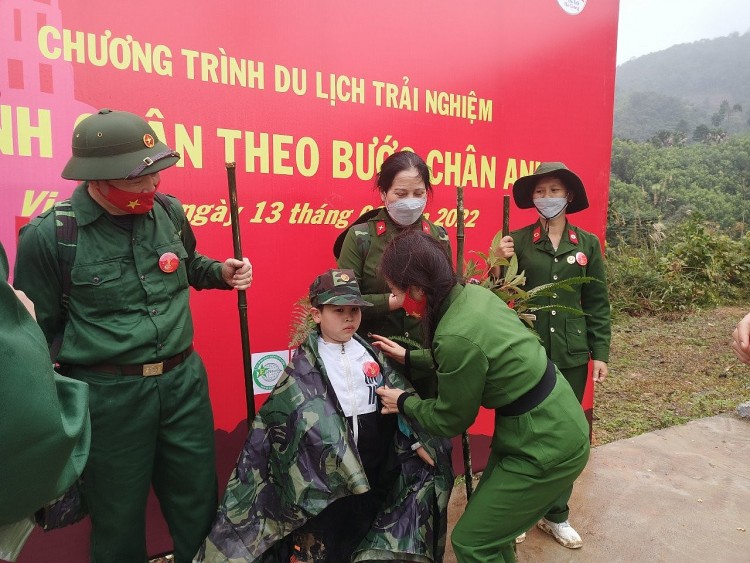 Chiến sĩ nhỏ tuổi nhất tham gia chương trình đến từ thủ đô Hà Nội hoàn thành đoạn đường hành quân gần 15km, không cần sử dụng bất kỳ sự trợ giúp nào. Chiến sĩ nhỏ tuổi nhất tham gia chương trình đến từ thủ đô Hà Nội hoàn thành đoạn đường hành quân gần 15km, không cần sử dụng bất kỳ sự trợ giúp nào.