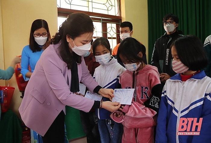 Lãnh đạo Hội LHPN tỉnh tặng quà cho trẻ mồ côi huyện Nga Sơn Lãnh đạo Hội LHPN tỉnh tặng quà cho trẻ mồ côi huyện Nga Sơn