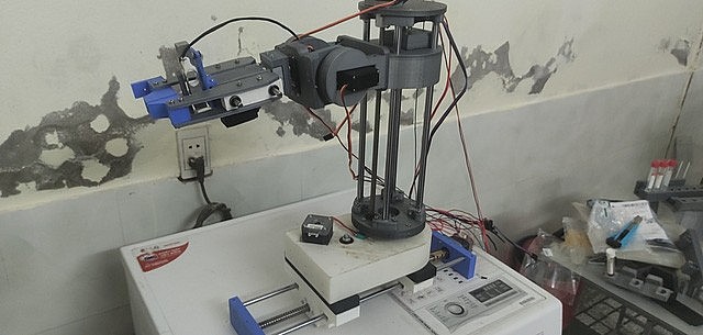 Robot lấy mẫu xét nghiệm COVID-19 do 2 nam sinh chế tạo. Robot lấy mẫu xét nghiệm COVID-19 do 2 nam sinh chế tạo.