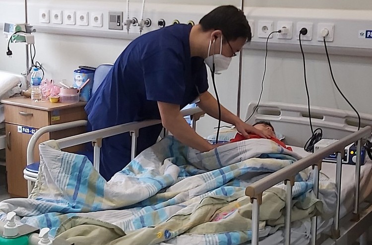 Phần lớn trẻ mắc COVID-19 không triệu chứng hoặc nhẹ, tỉ lệ nhập viện và tử vong ít so với người lớn. ( Ảnh minh họa ) Phần lớn trẻ mắc COVID-19 không triệu chứng hoặc nhẹ, tỉ lệ nhập viện và tử vong ít so với người lớn. ( Ảnh minh họa )