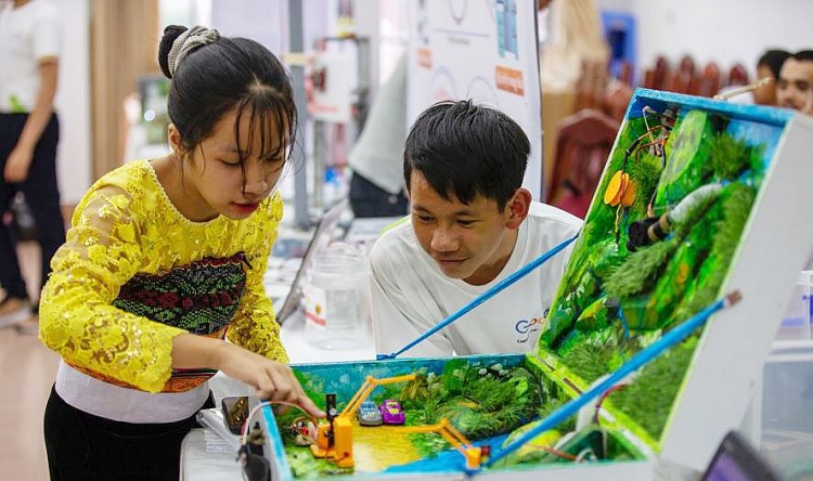 Học sinh tỉnh Hòa Bình trình bày giải pháp cảnh báo sạt lở thực hiện từ việc ứng dụng bo mạch Micro:bit và Scratch. Học sinh tỉnh Hòa Bình trình bày giải pháp cảnh báo sạt lở thực hiện từ việc ứng dụng bo mạch Micro:bit và Scratch.
