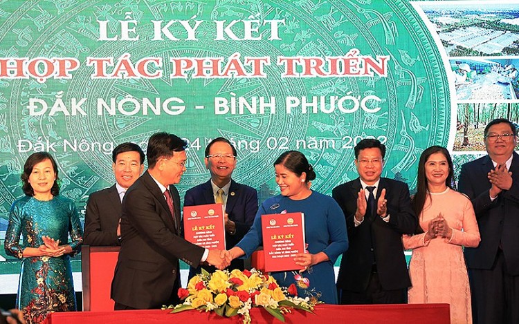 Lãnh đạo 2 tỉnh Đắk Nông và Bình Phước ký kết chương trình hợp tác phát triển giai đoạn 2022-2025. Lãnh đạo 2 tỉnh Đắk Nông và Bình Phước ký kết chương trình hợp tác phát triển giai đoạn 2022-2025.