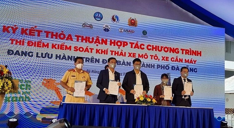 Các cơ quan, đơn vị liên quan ký kết thoả thuận hợp tác Chương trình thí điểm kiểm soát khí thải xe mô tô, xe gắn máy đang lưu hành trên địa bàn TP Đà Nẵng. Các cơ quan, đơn vị liên quan ký kết thoả thuận hợp tác Chương trình thí điểm kiểm soát khí thải xe mô tô, xe gắn máy đang lưu hành trên địa bàn TP Đà Nẵng.