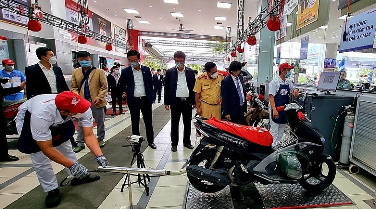 Lãnh đạo Sở Tài nguyên và Môi trường TP Đà Nẵng và các đơn vị có liên quan kiểm tra công tác kiểm nghiệm khí thải của xe mô tô, xe gắn máy trên địa bàn TP Đà Nẵng sáng 25/2. Lãnh đạo Sở Tài nguyên và Môi trường TP Đà Nẵng và các đơn vị có liên quan kiểm tra công tác kiểm nghiệm khí thải của xe mô tô, xe gắn máy trên địa bàn TP Đà Nẵng sáng 25/2.