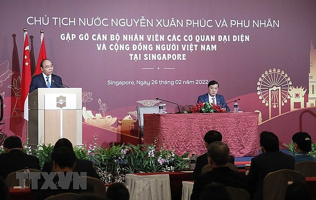 Chủ tịch nước Nguyễn Xuân Phúc nói chuyện thân mật với cán bộ, nhân viên Đại sứ quán và cộng đồng người Việt Nam tại Singapore. Ảnh: TTXVN