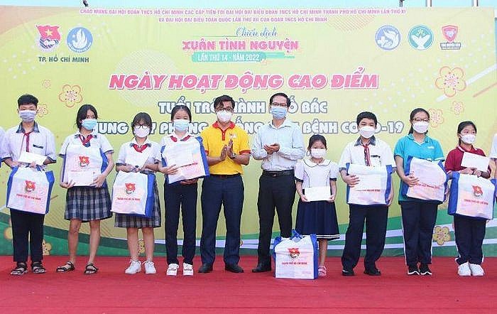 Một hoạt động chăm lo trẻ em bị ảnh hưởng bởi dịch Covid-19 trong dịp Tết Nguyên đán Nhâm Dần 2022 trên địa bàn Thành phố Hồ Chí Minh. Một hoạt động chăm lo trẻ em bị ảnh hưởng bởi dịch Covid-19 trong dịp Tết Nguyên đán Nhâm Dần 2022 trên địa bàn Thành phố Hồ Chí Minh.