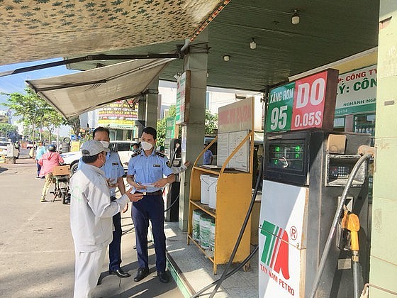 Quản lý thị trường TPHCM kiểm tra tại một cây xăng ở quận Bình Tân trưa 26-2. Ảnh: THI HỒNG Quản lý thị trường TPHCM kiểm tra tại một cây xăng ở quận Bình Tân trưa 26-2. Ảnh: THI HỒNG
