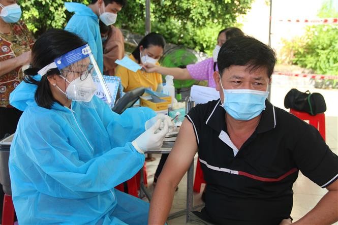 Tiêm vaccine phòng Covid-19 mũi 3 cho người dân tại phường 5, thành phố Trà Vinh, tỉnh Trà Vinh. (Nguồn: TTXVN) Tiêm vaccine phòng Covid-19 mũi 3 cho người dân tại phường 5, thành phố Trà Vinh, tỉnh Trà Vinh. (Nguồn: TTXVN)