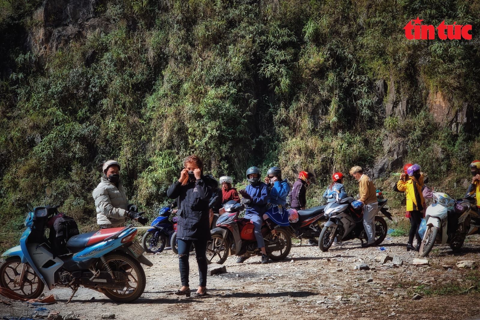 Tươi thắm sắc đào rừng Tây Bắc trên núi cao hùng vĩ Chú thích ảnh