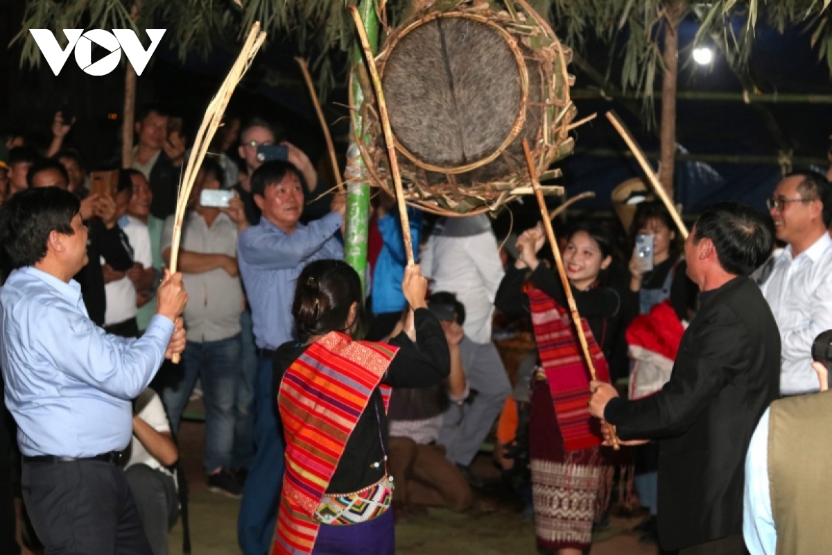 hội Đập trống của người ma coong- đêm giao duyên giữa đại ngàn trường sơn hình ảnh 7 hoi Dap trong cua nguoi ma coong- dem giao duyen giua dai ngan truong son hinh anh 7