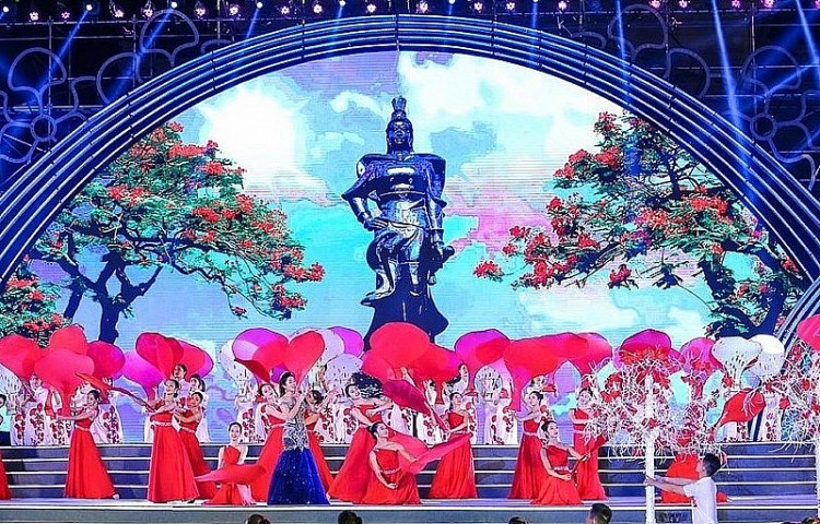 Một tiết mục văn nghệ trong Lễ hội Hoa Phượng Đỏ năm 2019. Một tiết mục văn nghệ trong Lễ hội Hoa Phượng Đỏ năm 2019.