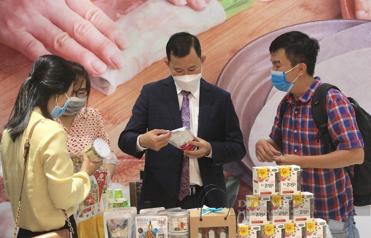 Ông Trần Phú Lữ - Phó Giám đốc phụ trách ITPC, tham quan, trái nghiệm các sản phẩm giới thiệu, kết nối vào Lotte Mart sáng 3/3. Ảnh: Hồng Phúc