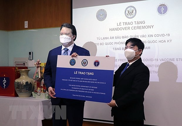 Đại sứ Hoa Kỳ tại Việt Nam Marc Knapper thay mặt Bộ Quốc phòng Hoa Kỳ trao tặng 34 tủ đông âm sâu cho ông Nguyễn Vũ Trung, Viện trưởng Viện Pasteur Thành phố Hồ Chí Minh - đại diện các đơn vị tiếp nhận. (Ảnh: Thành Chung/TTXVN) Đại sứ Hoa Kỳ tại Việt Nam Marc Knapper thay mặt Bộ Quốc phòng Hoa Kỳ trao tặng 34 tủ đông âm sâu cho ông Nguyễn Vũ Trung, Viện trưởng Viện Pasteur Thành phố Hồ Chí Minh - đại diện các đơn vị tiếp nhận. (Ảnh: Thành Chung/TTXVN)