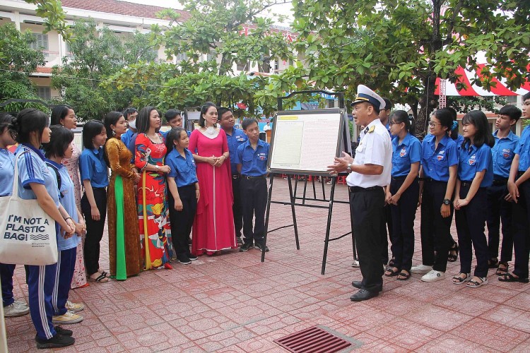 Học sinh nghe giới thiệu về chủ quyền biển đảo trong triển lãm số diễn ra ở Trường THPT Hà Huy Tập vào năm 2020. Học sinh nghe giới thiệu về chủ quyền biển đảo trong triển lãm số diễn ra ở Trường THPT Hà Huy Tập vào năm 2020.