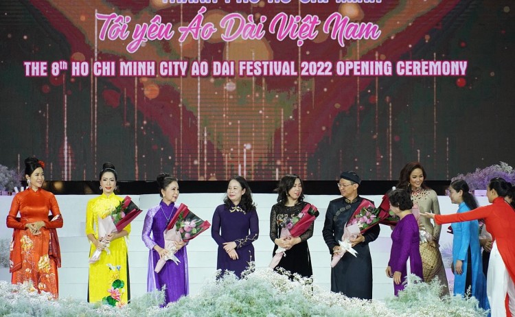 Ban tổ chức tặng hoa cho các Đại sứ đồng hành cùng Lễ hội áo dài Thành phố Hồ Chí Minh lần thứ 8 năm 2022. Ban tổ chức tặng hoa cho các Đại sứ đồng hành cùng Lễ hội áo dài Thành phố Hồ Chí Minh lần thứ 8 năm 2022.