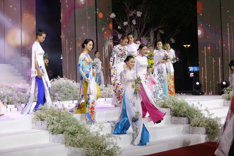 Các mẫu áo dài được thiết kế cách điệu sáng tạo, mang tính nghệ thuật nhưng vẫn giữ nguyên vẹn giá trị truyền thống của áo dài Việt Nam. Các mẫu áo dài được thiết kế cách điệu sáng tạo, mang tính nghệ thuật nhưng vẫn giữ nguyên vẹn giá trị truyền thống của áo dài Việt Nam.