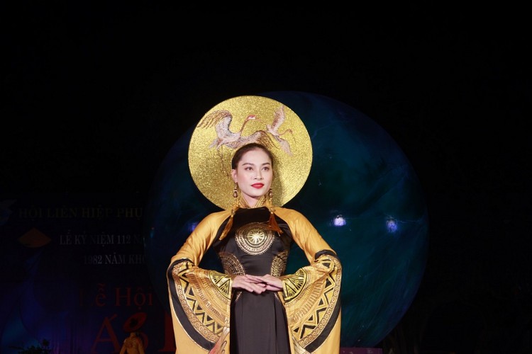 Hình ảnh người phụ nữ Việt Nam duyên dáng với tà áo dài là ấn tượng sâu sắc đối với du khách. Hình ảnh người phụ nữ Việt Nam duyên dáng với tà áo dài là ấn tượng sâu sắc đối với du khách.