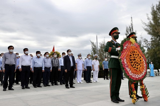 Thủ tướng dâng hương tưởng niệm chiến sĩ Gạc Ma, thăm Lữ đoàn Tàu ngầm và Vùng 4 Hải quân Thủ tướng dâng hương tưởng niệm chiến sĩ Gạc Ma, thăm Lữ đoàn Tàu ngầm và Vùng 4 Hải quân