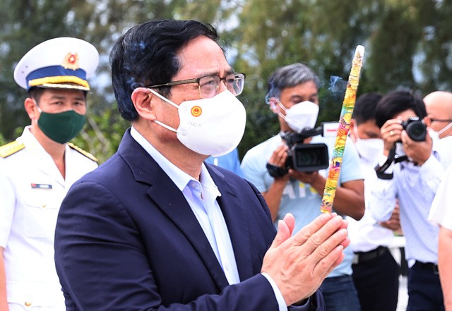 Thủ tướng dâng hương tưởng niệm chiến sĩ Gạc Ma, thăm Lữ đoàn Tàu ngầm và Vùng 4 Hải quân Thủ tướng dâng hương tưởng niệm chiến sĩ Gạc Ma, thăm Lữ đoàn Tàu ngầm và Vùng 4 Hải quân