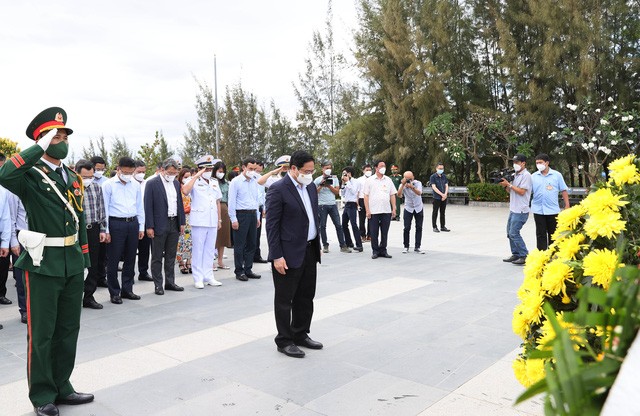 Thủ tướng dâng hương tưởng niệm chiến sĩ Gạc Ma, thăm Lữ đoàn Tàu ngầm và Vùng 4 Hải quân Thủ tướng dâng hương tưởng niệm chiến sĩ Gạc Ma, thăm Lữ đoàn Tàu ngầm và Vùng 4 Hải quân