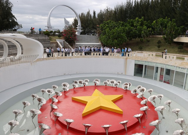 Thủ tướng dâng hương tưởng niệm chiến sĩ Gạc Ma, thăm Lữ đoàn Tàu ngầm và Vùng 4 Hải quân Thủ tướng dâng hương tưởng niệm chiến sĩ Gạc Ma, thăm Lữ đoàn Tàu ngầm và Vùng 4 Hải quân