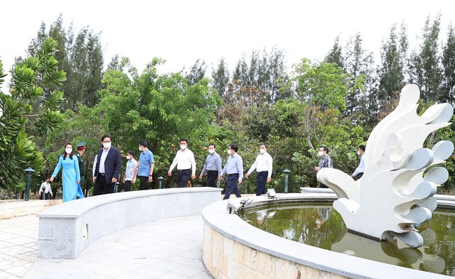 Thủ tướng dâng hương tưởng niệm chiến sĩ Gạc Ma, thăm Lữ đoàn Tàu ngầm và Vùng 4 Hải quân Thủ tướng dâng hương tưởng niệm chiến sĩ Gạc Ma, thăm Lữ đoàn Tàu ngầm và Vùng 4 Hải quân