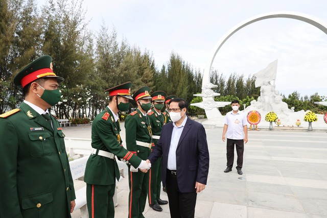 Thủ tướng dâng hương tưởng niệm chiến sĩ Gạc Ma, thăm Lữ đoàn Tàu ngầm và Vùng 4 Hải quân Thủ tướng dâng hương tưởng niệm chiến sĩ Gạc Ma, thăm Lữ đoàn Tàu ngầm và Vùng 4 Hải quân