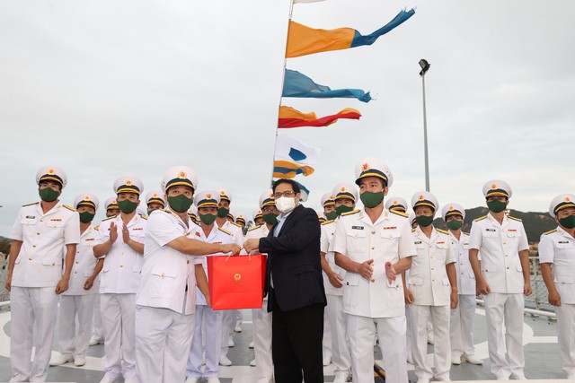 Thủ tướng dâng hương tưởng niệm chiến sĩ Gạc Ma, thăm Lữ đoàn Tàu ngầm và Vùng 4 Hải quân Thủ tướng dâng hương tưởng niệm chiến sĩ Gạc Ma, thăm Lữ đoàn Tàu ngầm và Vùng 4 Hải quân