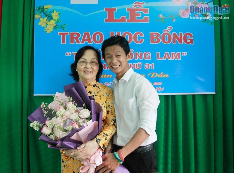 Bà Nguyễn Hồng Lam vui mừng khi gặp lại anh Lê Thanh Truyền, người được Tổ ấm Hồng Lam hỗ trợ nay đã trưởng thành. Ảnh: Th.Hậu Bà Nguyễn Hồng Lam vui mừng khi gặp lại anh Lê Thanh Truyền, người được Tổ ấm Hồng Lam hỗ trợ nay đã trưởng thành. Ảnh: Th.Hậu