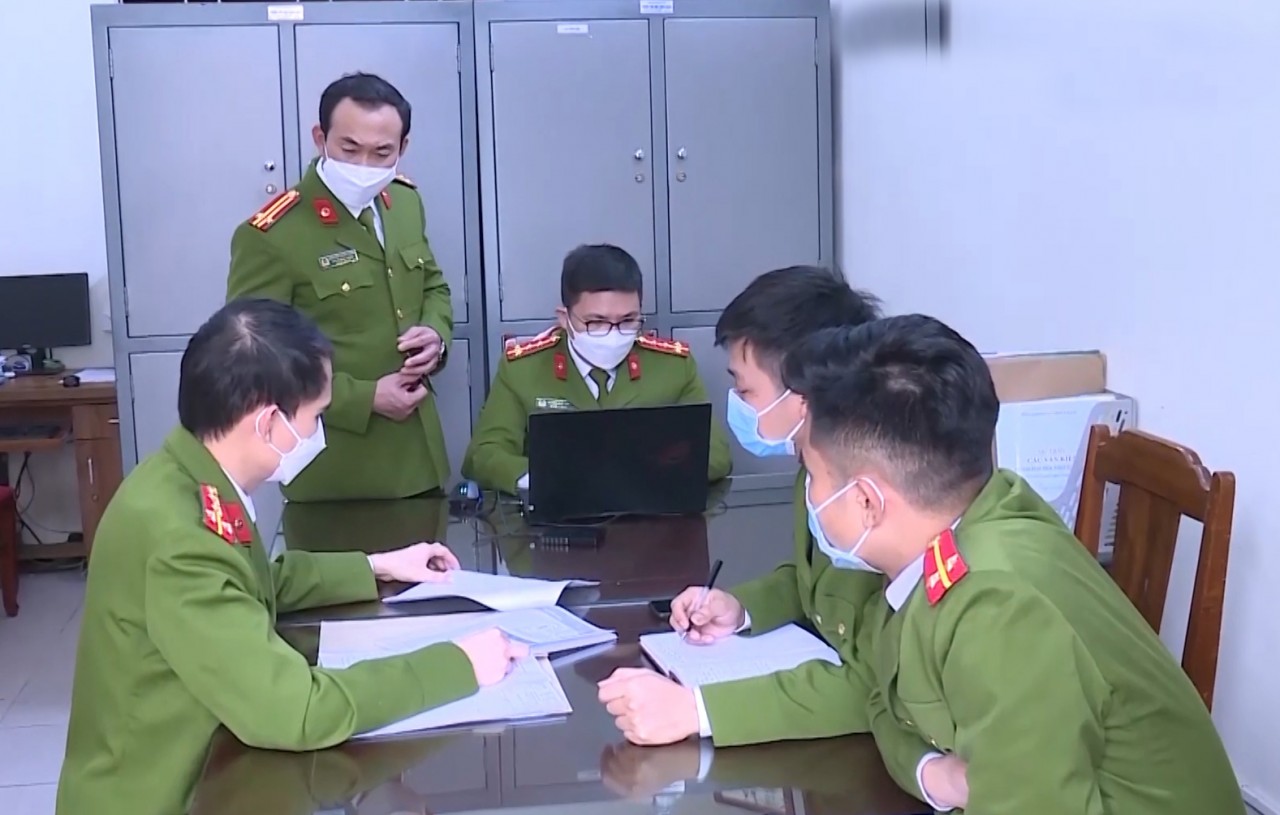 Cán bộ phòng Cảnh sát hình sự trao đổi về thủ đoạn hoạt động của tội phạm lừa đảo trên sàn thương mại điện tử. Cán bộ phòng Cảnh sát hình sự trao đổi về thủ đoạn hoạt động của tội phạm lừa đảo trên sàn thương mại điện tử.