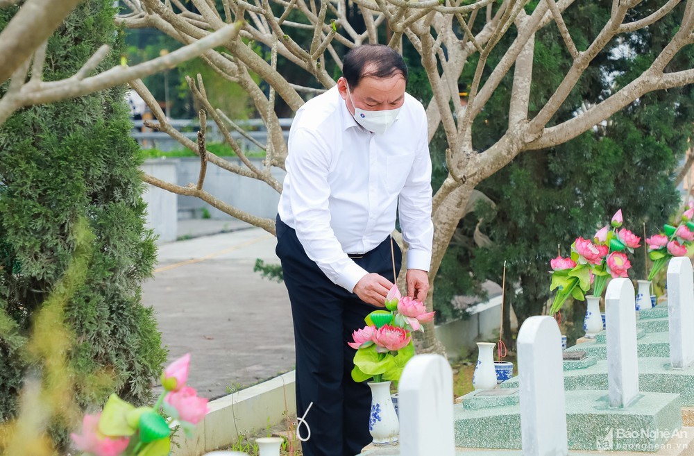 Đồng chí Võ Văn Thưởng và đoàn công tác dâng hoa, dâng hương tại Nghĩa trang liệt sỹ Việt - Lào