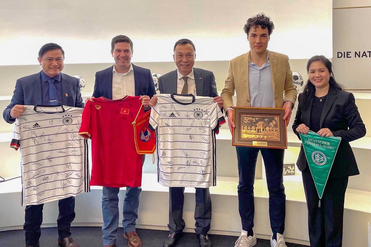 Đoàn công tác VFF chụp ảnh lưu niệm cùng đại diện DFB. (Ảnh: VFF) Đoàn công tác VFF chụp ảnh lưu niệm cùng đại diện DFB. (Ảnh: VFF)