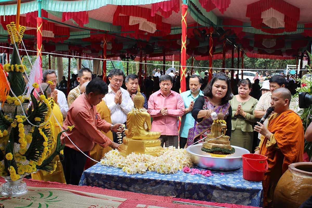 Bà H’Yim Kđoh - Phó Chủ tịch UBND tỉnh Đắk Lắk thực hiện nghi thức tắm Phật tại Tết truyền thống dân tộc Lào Bà H’Yim Kđoh - Phó Chủ tịch UBND tỉnh Đắk Lắk thực hiện nghi thức tắm Phật tại Tết truyền thống dân tộc Lào