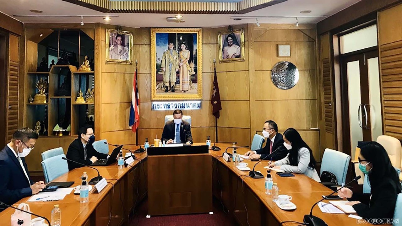 Đại sứ Phan Chí Thành và Bộ trưởng Giao thông Thái Lan Saksayam Chidchob tại buổi làm việc. Đại sứ Phan Chí Thành và Bộ trưởng Giao thông Thái Lan Saksayam Chidchob tại buổi làm việc.