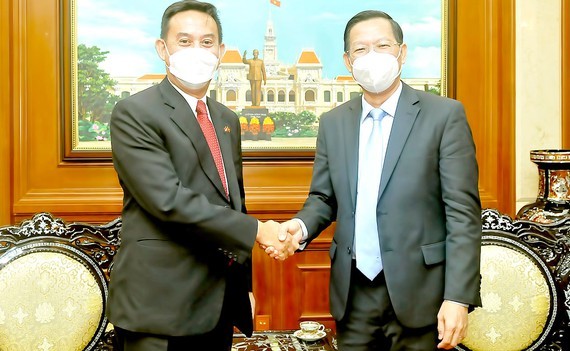 Chủ tịch UBND TPHCM Phan Văn Mãi tiếp tân Tổng Lãnh sự Indonesia tại TPHCM Agustaviano Sofjan. Ảnh: CAO THĂNG Chủ tịch UBND TPHCM Phan Văn Mãi tiếp tân Tổng Lãnh sự Indonesia tại TPHCM Agustaviano Sofjan. Ảnh: CAO THĂNG