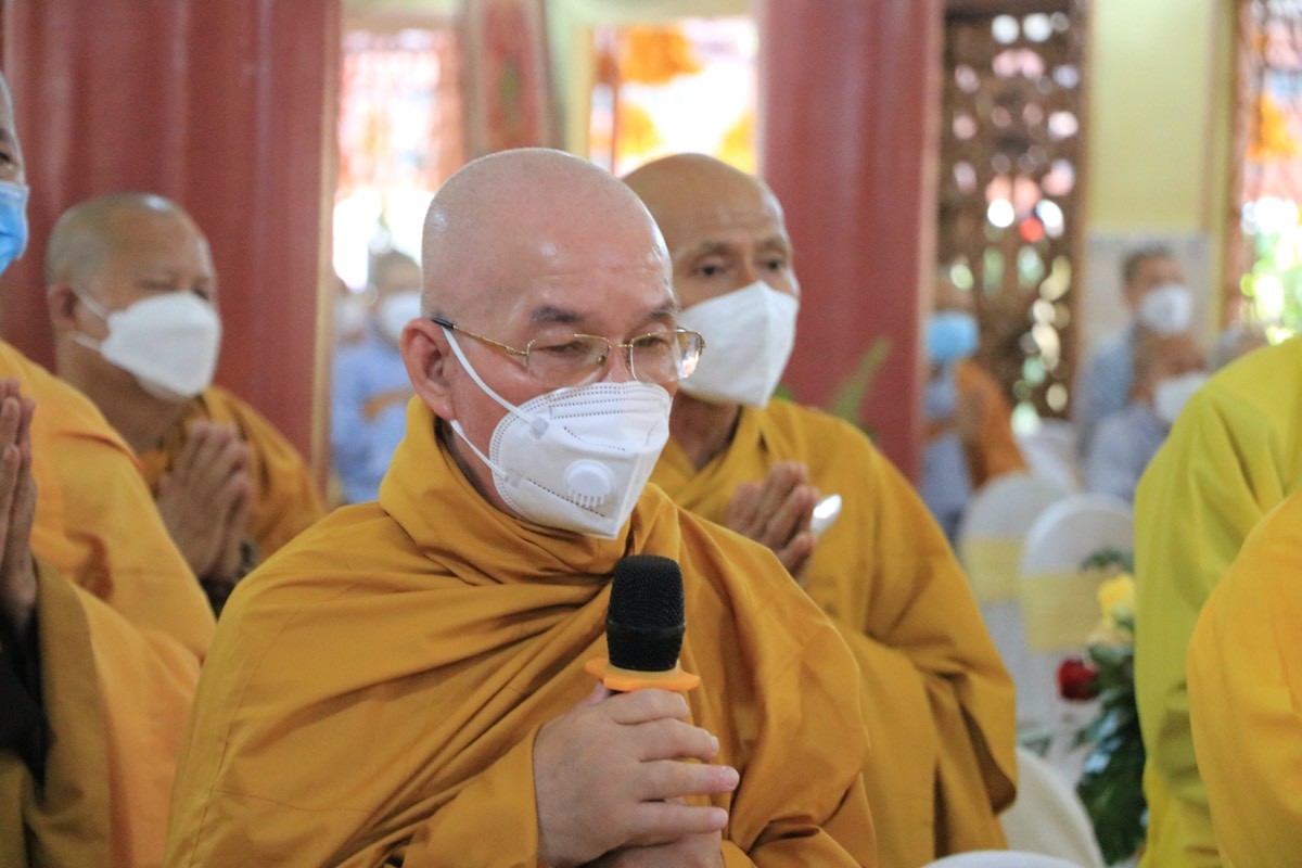 Hòa Thượng Thích Thiện Thảo, Phó ban Quản trị tông phong Tịnh Độ Non Bồng, Trưởng ban Tổ chức đại lễ kiêm Trụ trì chùa Long Phước Thọ.