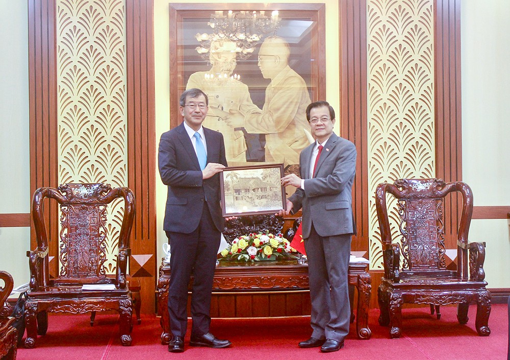 Bí thư Tỉnh ủy An Giang Lê Hồng Quang trao tặng đoàn công tác Tổng Lãnh sự quán Nhật Bản tại TP. Hồ Chí Minh bức tranh ngôi nhà thời niên thiếu của Chủ tịch Tôn Đức Thắng làm từ lá thốt nốt. (Ảnh: Báo An Giang Online) Bí thư Tỉnh ủy An Giang Lê Hồng Quang trao tặng đoàn công tác Tổng Lãnh sự quán Nhật Bản tại TP. Hồ Chí Minh bức tranh ngôi nhà thời niên thiếu của Chủ tịch Tôn Đức Thắng làm từ lá thốt nốt. (Ảnh: Báo An Giang Online)