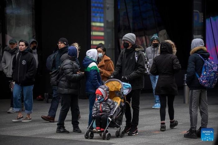 Người dân đi lại trên Quảng trường Thời Đại ở New York (Mỹ), ngày 28/3/2022. (Ảnh: Xinhua) Người dân đi lại trên Quảng trường Thời Đại ở New York (Mỹ), ngày 28/3/2022. (Ảnh: Xinhua)