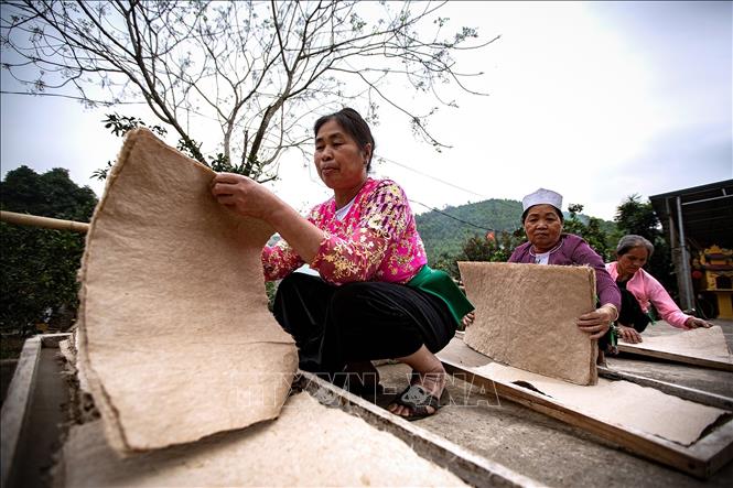 Gìn giữ nghề truyền thống làm giấy dó của người Mường Chú thích ảnh