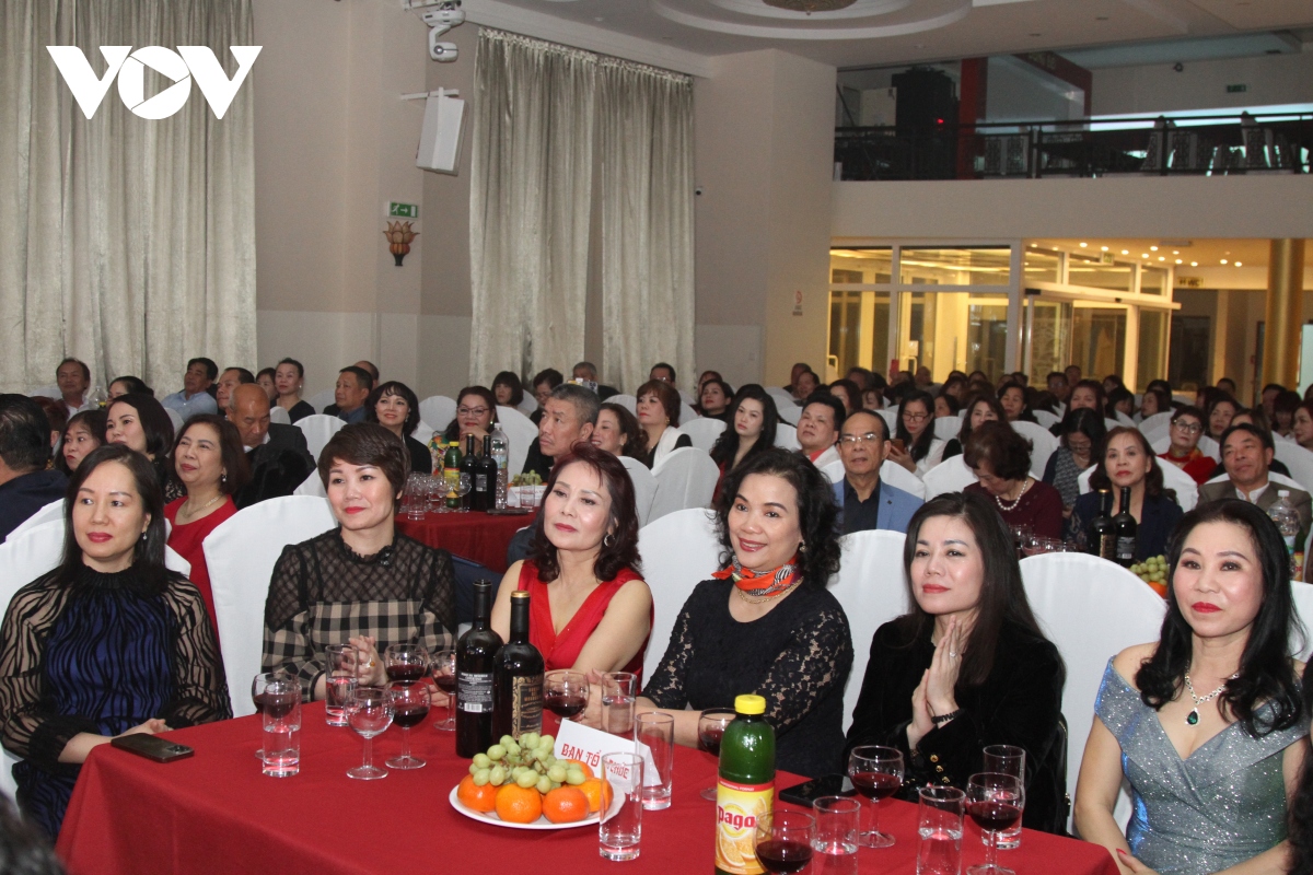 Đặc sắc chương trình nghệ thuật giai điệu quê hương tại cộng hòa séc hình ảnh 3 Dac sac chuong trinh nghe thuat giai dieu que huong tai cong hoa sec hinh anh 3