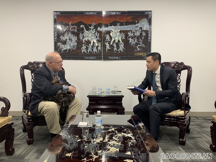 Đại sứ Đặng Hoàng Giang trao đổi với ông John McAuliff. (Ảnh: Phái đoàn Việt Nam tại LHQ) Đại sứ Đặng Hoàng Giang trao đổi với ông John McAuliff. (Ảnh: Phái đoàn Việt Nam tại LHQ)