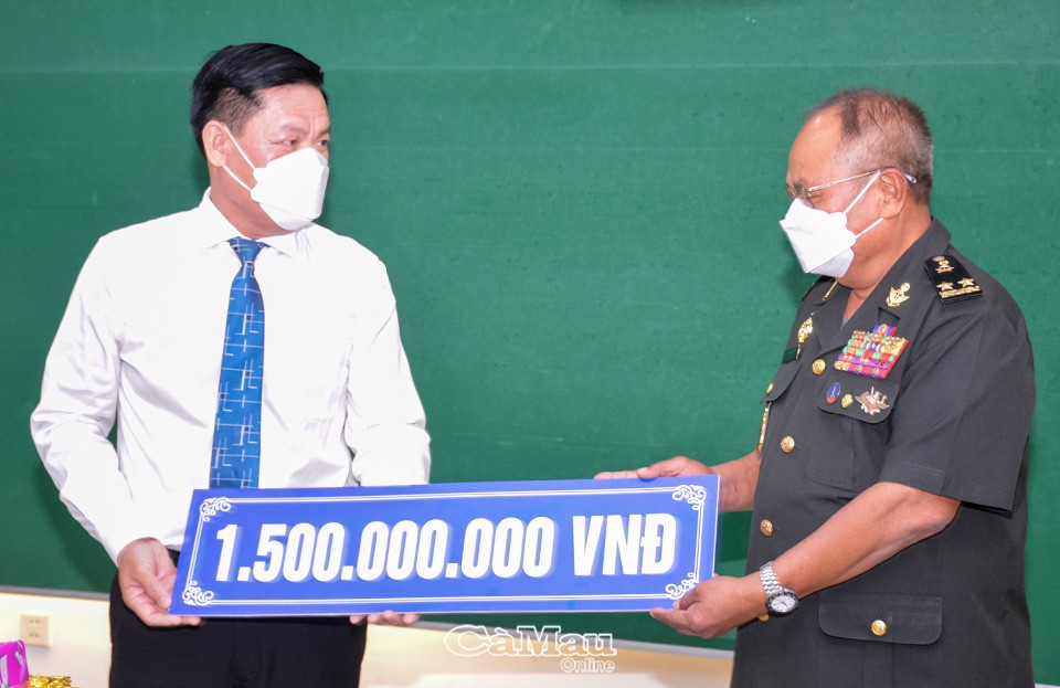 Đồng chí Lê Minh Ý, Uỷ viên Ban Thường vụ, Chủ nhiệm Uỷ ban Kiểm tra Tỉnh uỷ Cà Mau, trao hỗ trợ 1,5 tỷ đồng cho Tỉnh đội Koh Kông. Đồng chí Lê Minh Ý, Uỷ viên Ban Thường vụ, Chủ nhiệm Uỷ ban Kiểm tra Tỉnh uỷ Cà Mau, trao hỗ trợ 1,5 tỷ đồng cho Tỉnh đội Koh Kông.