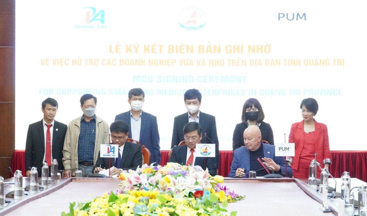 Phó Chủ tịch UBND tỉnh Hoàng Nam chứng kiến lễ ký kết biên bản ghi nhớ về việc PUM hỗ trợ các doanh nghiệp vừa và nhỏ trên địa bàn tỉnh Quảng Trị - Ảnh: K.S Phó Chủ tịch UBND tỉnh Hoàng Nam chứng kiến lễ ký kết biên bản ghi nhớ về việc PUM hỗ trợ các doanh nghiệp vừa và nhỏ trên địa bàn tỉnh Quảng Trị - Ảnh: K.S