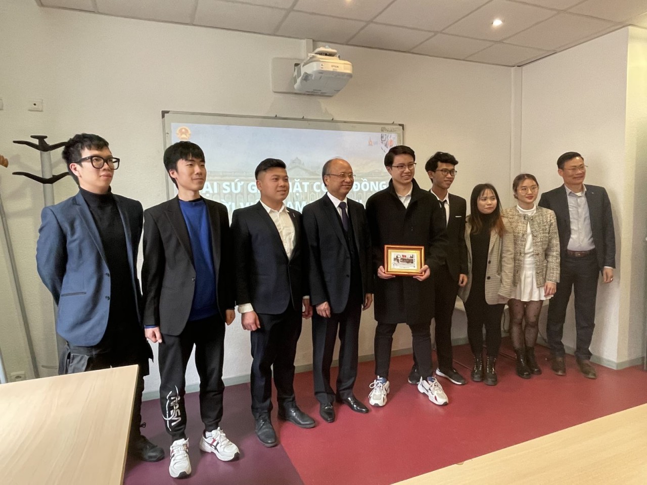 Đại sứ Đinh Toàn Thắng chụp ảnh lưu niệm với Hội sinh viên Việt Nam tại Pháp. Ảnh: Thu Hà