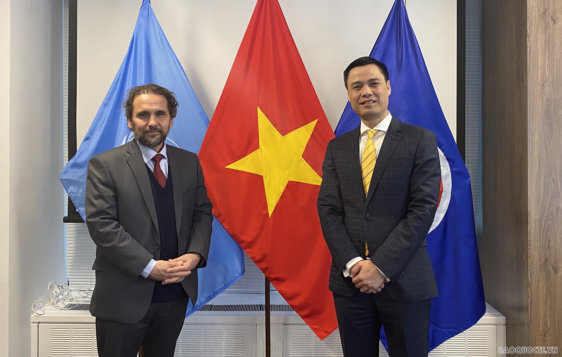 Đại sứ Đặng Hoàng Giang và ông Mired Raah Zeid Al-Hussein, Hoàng thân Jordan, Đặc phái viên Công ước quốc tế về cấm mìn sát thương. Đại sứ Đặng Hoàng Giang và ông Mired Raah Zeid Al-Hussein, Hoàng thân Jordan, Đặc phái viên Công ước quốc tế về cấm mìn sát thương.