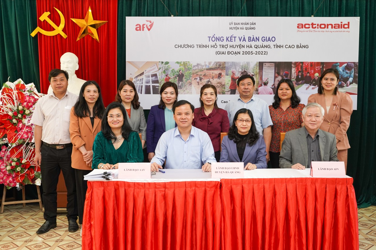(Từ trái sang) Lãnh đạo ActionAid Quốc tế tại Việt Nam (AAV), UBND tỉnh Cao Bằng và Quỹ Hỗ trợ chương trình, dự án an sinh xã hội Việt Nam (AFV) cùng các đại biểu tham dự Lễ Tổng kết và Bàn giao Chương trình Hỗ trợ phát triển huyện Hà Quảng, tỉnh Cao Bằng. (Từ trái sang) Lãnh đạo ActionAid Quốc tế tại Việt Nam (AAV), UBND tỉnh Cao Bằng và Quỹ Hỗ trợ chương trình, dự án an sinh xã hội Việt Nam (AFV) cùng các đại biểu tham dự Lễ Tổng kết và Bàn giao Chương trình Hỗ trợ phát triển huyện Hà Quảng, tỉnh Cao Bằng.